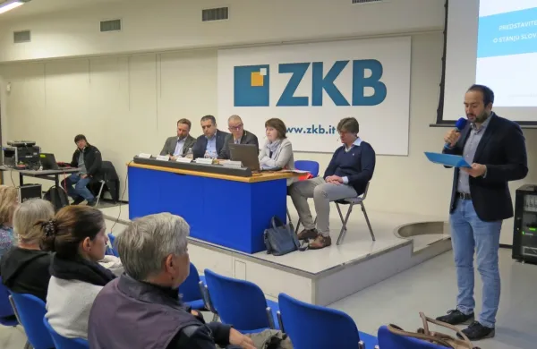 Direktor Slovenskega raziskovalnega inštituta Devan Jagodic je povedal, da je slovensko gospodarstvo v Italiji doslej premalo raziskano. 
Sodelovali so  (z  leve): Franc Fabec, Robert Frandolič, Adriano Kovačič (predsednik ZKB Trst Gorica), Norina Bogatec in Igor Guardiancich.