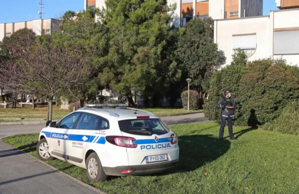 Tudi včeraj so, podobno kot pred tednom dni (na fotografiji), 
mimoidoči pred sodiščem opazili več policistov. 