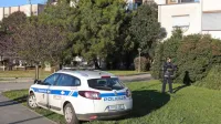 Tudi včeraj so, podobno kot pred tednom dni (na fotografiji), 
mimoidoči pred sodiščem opazili več policistov. 
