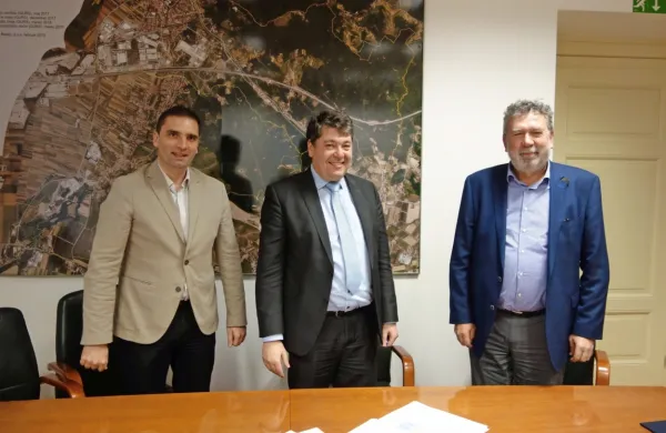 Opcijsko pogodbo so včeraj podpisali župana Nove Gorice in 
Šempetra-Vrtojbe Klemen Miklavič in Milan Turk ter predsednik 
družbe Intra Lighting Marino Furlan. 
