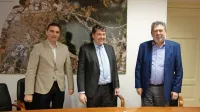 Opcijsko pogodbo so včeraj podpisali župana Nove Gorice in 
Šempetra-Vrtojbe Klemen Miklavič in Milan Turk ter predsednik 
družbe Intra Lighting Marino Furlan. 