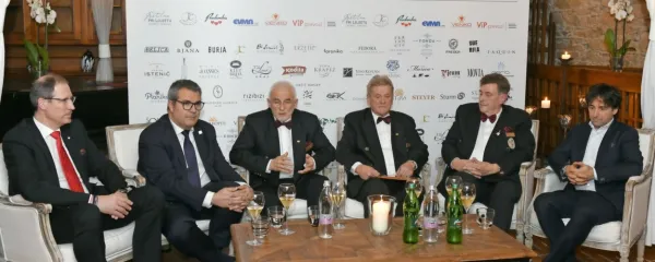  Na Zemonu so prehojeno pot slovenskih someljejev predstavili (z leve) Peer F. Holm, William Wouters, Ivan Peršolja, 
Davorin Škarabot, Boris Gašparin in gostitelj Tomaž Kavčič. 