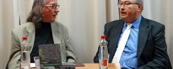 

S Francem Korenom (desno) se je v Lavričevi knjižnici v Ajdovščini 
na Ta veseli dan kulture pogovarjal Bojan Bizjak Zakawsky.