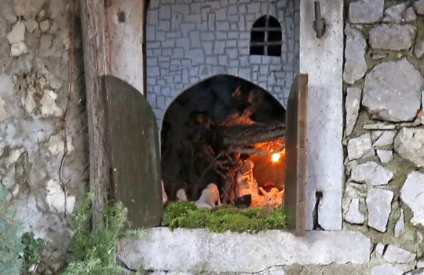 Štanjelske jaslice se skrivajo v mnogih kotičkih starega naselja.  