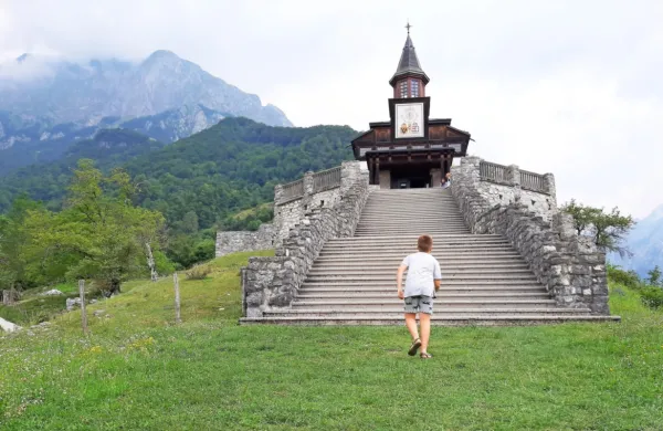 Cerkev Sv. Duha na Javorci, ki so jo med 1. svetovno vojno prostovoljno zgradili vojaki različnih 
narodnosti, je izjemen pomnik, ki predstavlja poziv k miru in spravi. 