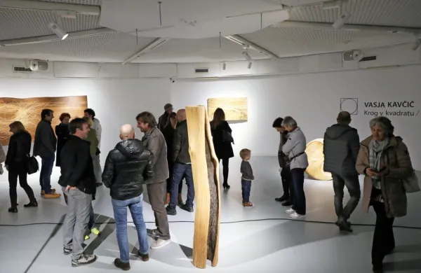 Totem v sredini galerije je Vasja Kavčič poimenoval Os, izdelan je 
iz lesa hruške in v višino meri 190 centimetrov.