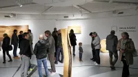 Totem v sredini galerije je Vasja Kavčič poimenoval Os, izdelan je 
iz lesa hruške in v višino meri 190 centimetrov.