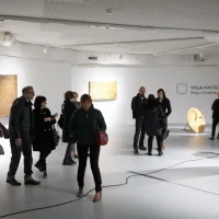  Avtor navadno za svoje skulpture izbira les dreves iz okolice, pri 
delu pa uporablja brusilke z različnimi nastavki in dleta.
