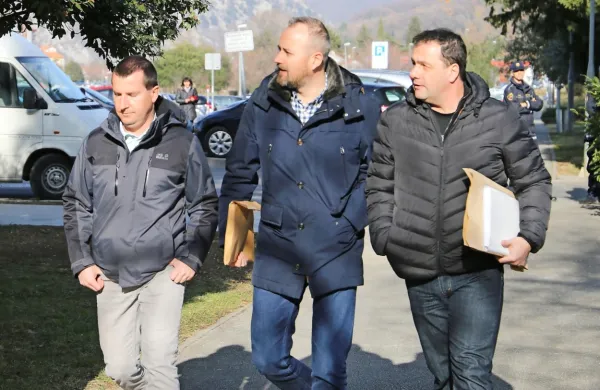 Dejan Šurbek (v sredini) bo s soobtoženimi konec tedna sedel na 
zatožno klop koprskega okrožnega sodišča. 