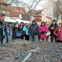 Kako bo potekal sprehod po zgodovinskem središču mesta, nam je 
lokalni vodnik Bruno predstavil pri maketi mesta.