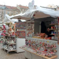 Ulice, trgi in parki so polni predprazničnih stojnic, na katerih 
lokalni obrtniki in proizvajalci prodajajo svoje izdelke in pridelke.