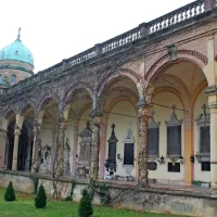 Pokopališče Mirogoj, ki so ga zgradili leta 1876,  je z znamenitimi arkadami ena glavnih zagrebških 
znamenitosti. 