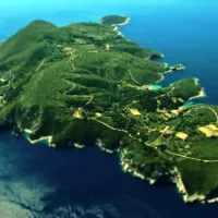 Otok Biševo blizu Visa ima 13 prebivalcev in beleži 140.000 turistov 
letno. 