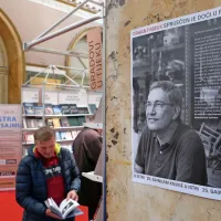  Plakati so obveščali, da turški nobelovec Orhan Pamuk na sejem  
ne more priti zaradi “izrednih in resnih družinskih težav”.  