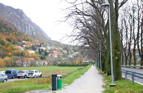 Projekt  prenove glavne prometnice  na željo Vipavcev vključuje 
tudi  ureditev utrjene  poti za pešce in kolesarje ob drevoredu. 
