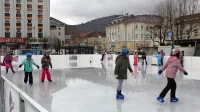  Za organizirane skupine je drsališče   odprto že dopoldne, sicer pa 
od 16. do 21. ure, ob vikendih pa od 10. do 21. ure.
