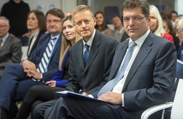 Janez Lenarčič (desno) se je včeraj udeležil tudi okrogle mize o EU 
in kriznem upravljanju. 