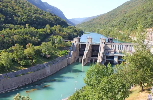 HE Solkan (na sliki) je ena od petih velikih hidroelektrarn na Soči, 
s katerimi upravlja družba Soške elektrarne.