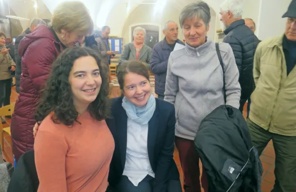 Koordinatorka Sopotnikov Anu Kahuna (v sredini) in koordinatorka idrijske enote Tina Benčina (levo) na uvodni predstavitvi 
brezplačnih prevozov za starejše.