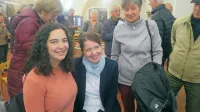 Koordinatorka Sopotnikov Anu Kahuna (v sredini) in koordinatorka idrijske enote Tina Benčina (levo) na uvodni predstavitvi 
brezplačnih prevozov za starejše.