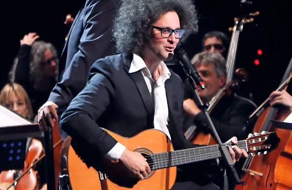 Simone Cristicchi je  jeseni 2015  v okviru festivala Folkes nastopil  
v koprskem gledališču.