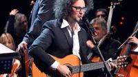 Simone Cristicchi je  jeseni 2015  v okviru festivala Folkes nastopil  
v koprskem gledališču.