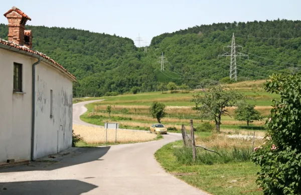 Med vasmi, ki bi bile zaradi gradnje med bolj prizadetimi, je tudi 
vas Razguri v Krajevni skupnosti Vrabče.