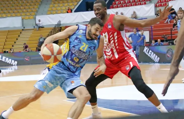 Marko Jagodić Kuridža (levo) se bo v Koper vrnil v dresu Crvene 
zvezde (desno).