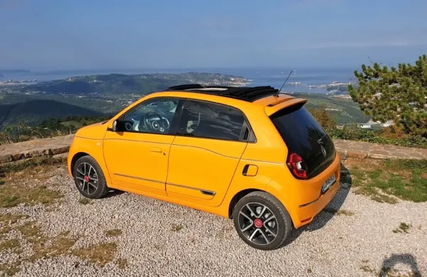 Twingo ohranja zadaj nameščen motor in seveda  tudi zadnji 
pogon, s prenovo pa je dobil nekaj všečne svežine in daljši seznam 
opreme.