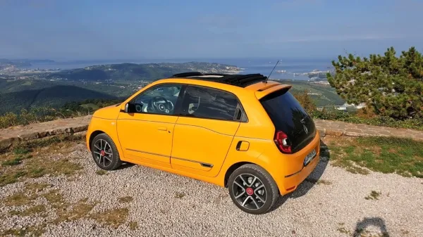 Twingo ohranja zadaj nameščen motor in seveda  tudi zadnji 
pogon, s prenovo pa je dobil nekaj všečne svežine in daljši seznam 
opreme.