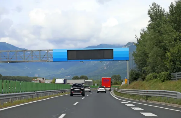 Novogoriški kriminalisti so ugotovili, da je Qazim Q. letos na hitri 
cesti H4 kar dvakrat na podoben način okradel tujca.
