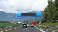 Novogoriški kriminalisti so ugotovili, da je Qazim Q. letos na hitri 
cesti H4 kar dvakrat na podoben način okradel tujca.