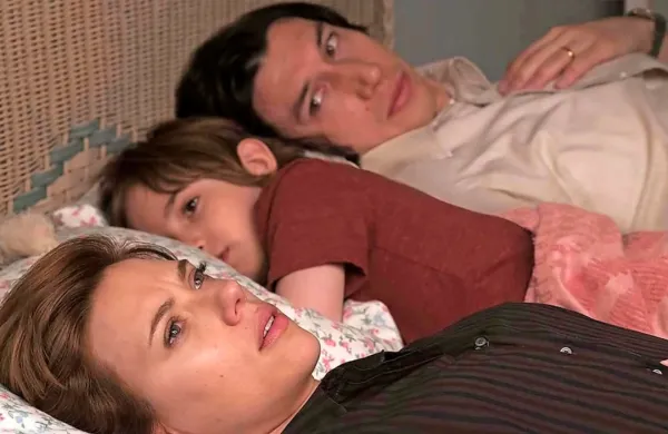 Adam Driver in Scarlett Johansson blestita kot psihično razsuti 
par, ki sta izgubila tla pod nogami in si skušata ponovno ustvariti 
življenje.