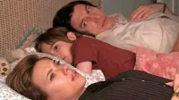 Adam Driver in Scarlett Johansson blestita kot psihično razsuti 
par, ki sta izgubila tla pod nogami in si skušata ponovno ustvariti 
življenje.