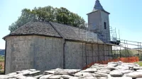 Cerkev v Dolenji vasi je dobila kritino iz novih, rezanih skrl. Stare 
so gradbinci skrbno zložili, saj vsako poskušajo ponovno uporabiti, če je to le možno. 