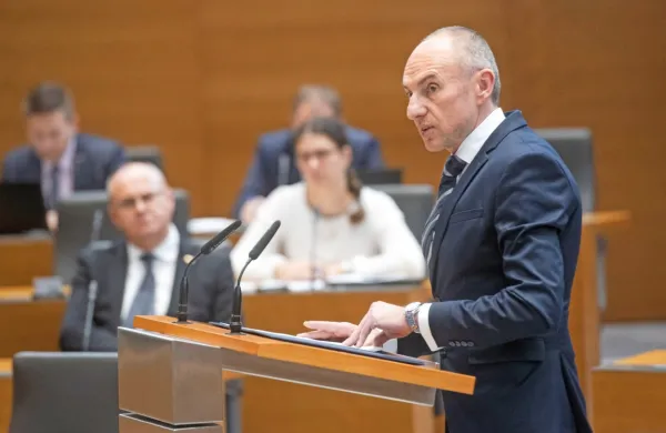 Minister za zdravje Aleš Šabeder se ne strinja z načinom ukinjanja, 
kot so si ga zamislili koalicijski poslanci z izjemo Desusa.