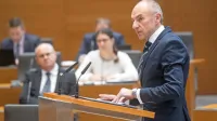Minister za zdravje Aleš Šabeder se ne strinja z načinom ukinjanja, 
kot so si ga zamislili koalicijski poslanci z izjemo Desusa.