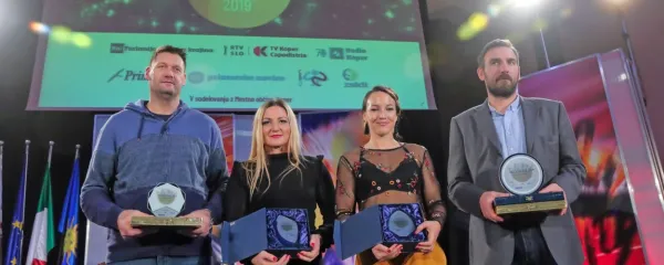 Zmagovalci za leto 2019 (z leve):  Goran Jagodnik (vodja članske 
ekipe KK Koper Primorska), veslačici Špela Ponomarenko Janić in 
Anja Osterman ter v imenu odbojkarja Janija Kovačiča športni 
direktor OK Salonit Anhovo Miloš Grilanc. 