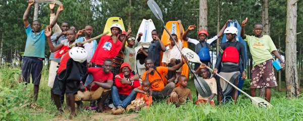 Trener Bosco Kaweireku (v prvi vrsti z rdečo čepico) s svojimi 
učenci