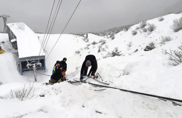 Tako  na v vsakem vremenu na  snegu potekajo popravila jeklenice. 