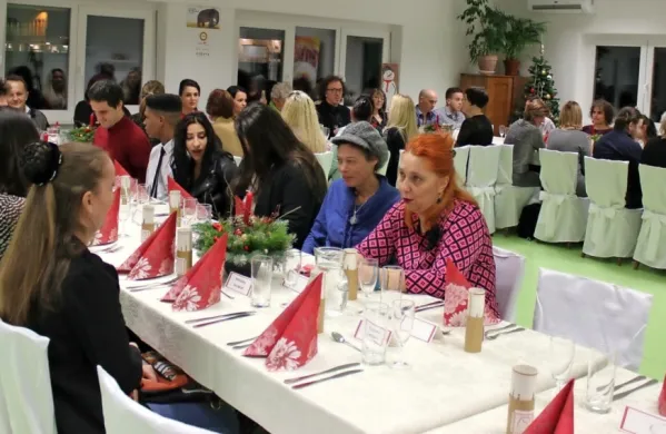 Na gala večerji v Točki moči se je zbralo preko 50 oseb, ki so 
vključene v programe Šenta, Doma na Krasu in Ljudske univerze 
Postojna. 