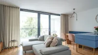 Prostor ponuja krožno vizualno komunikacijo med kuhinjo, jedilnico in dnevnim delom.