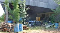 Območje, kjer je bilo še nedavno nakopičenih na desetine nezavarovanih sodov z odpadnimi vnetljivimi 
in za okolje nevarnimi snovmi, je po zagotovilih novega lastnika kompleksa končno počiščeno.