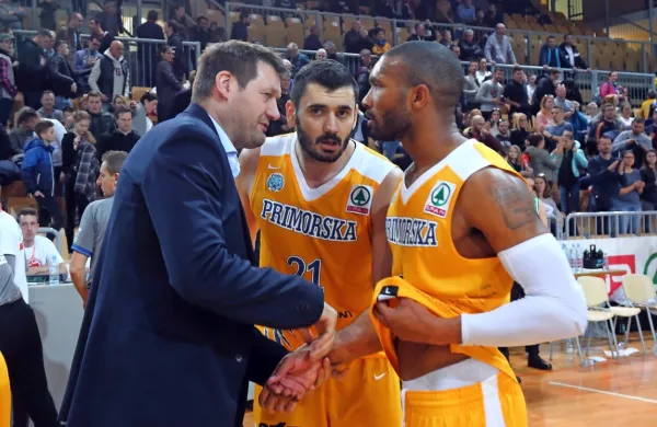 Nič več skupaj - Goran Jagodnik (levo) ostaja v klubu, v Koper se 
danes v dresu Crvene zvezde vrača Marko Jagodić-Kuridža (v 
sredini), Lance Harris pa je po novem član Mornarja iz Bara.