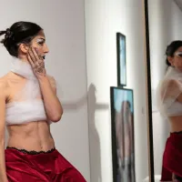 Razstavo v Galeriji Hermana Pečarič je s performansom odprla 
kosovska umetnica Rudina Xhaferi. 