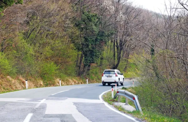 Domačini opozarjajo, da je poškodovano in zakrpano  cestišče na 
stari cesti čez Rebrnice že nevarno.