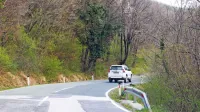 Domačini opozarjajo, da je poškodovano in zakrpano  cestišče na 
stari cesti čez Rebrnice že nevarno.