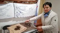 Milojka Primc prikazuje, kako so včasih pražili kavo z brštulinom.