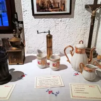 Z leti so se spreminjale tudi posode za pitje kave. Lepih pozlačenih 
kavnih  servisov s posodami za kavo, mleko in sladkor je vse 
manj.