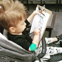 Krisovi starši iz Los Angelesa prek družbenih omrežij sporočajo 
spodbudne novice o malčkovem napredku. 
